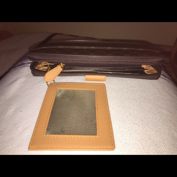 RR Rioni Button Zip Wallet - Picture 7 of 8